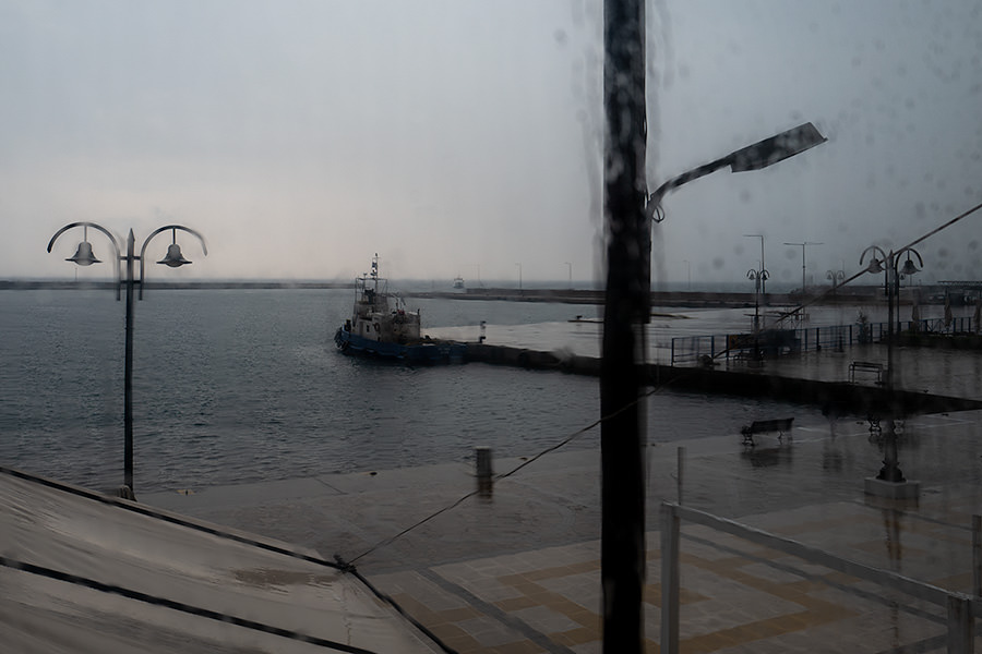 hafen bei regen